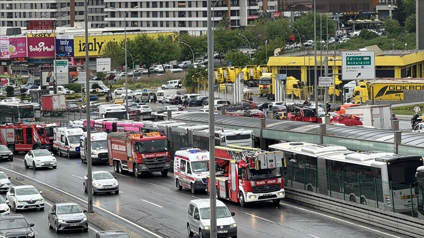 Beylikdüzü'nde durakta bekleyen metrobüse başka bir metrobüs çarptı