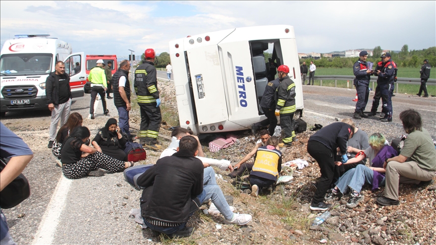 KONYA'DA YOLCU OTOBÜSÜ DEVRİLDİ, 13 KİŞİ YARALANDI
