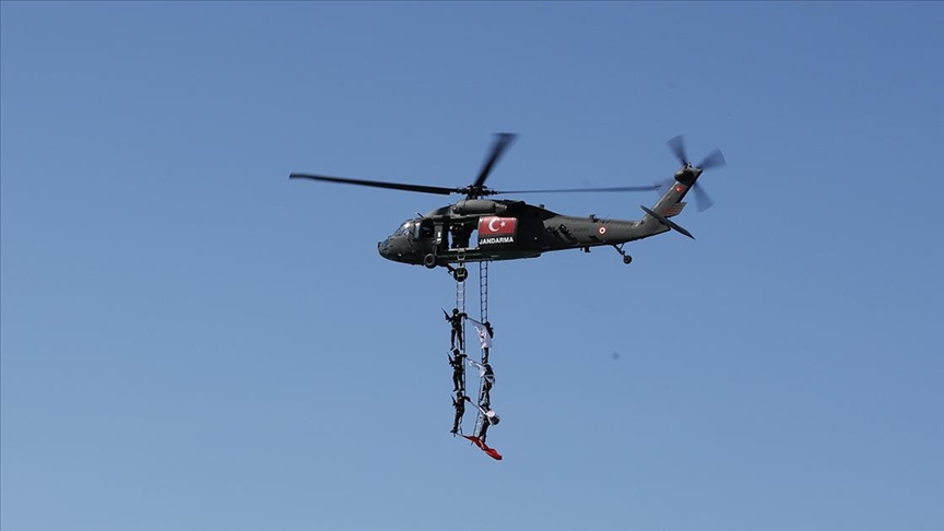 SAMSUN'DA JANDARMA GENEL KOMUTANLIĞINA BAĞLI "ÇELİK KANATLAR" GÖSTERİ UÇUŞU YAP