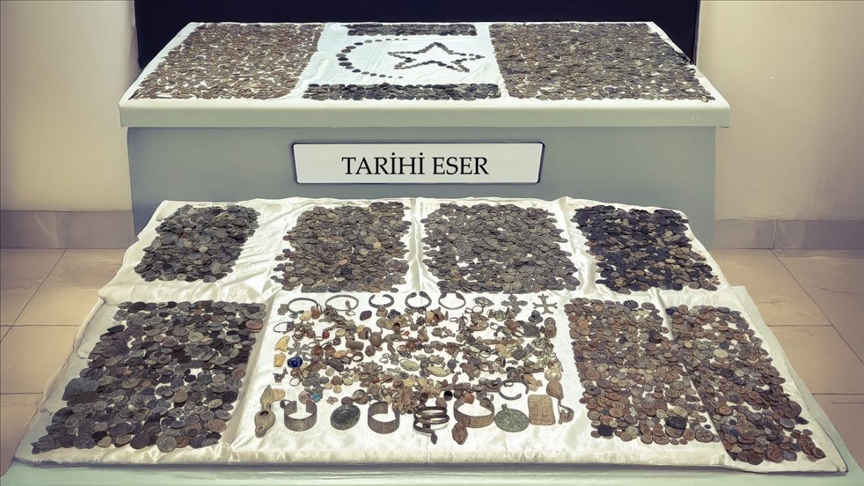 KAPIKULE'DE TIRDA TARİHİ ESER NİTELİĞİNDE 12 BİN 770 SİKKE VE OBJE ELE GEÇİRİLDİ