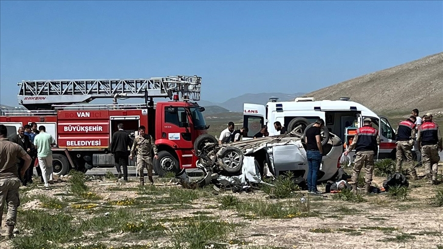 VAN'DA İKİ ARACIN ÇARPIŞTIĞI KAZADA 4 KİŞİ ÖLDÜ, 2 KİŞİ YARALANDI