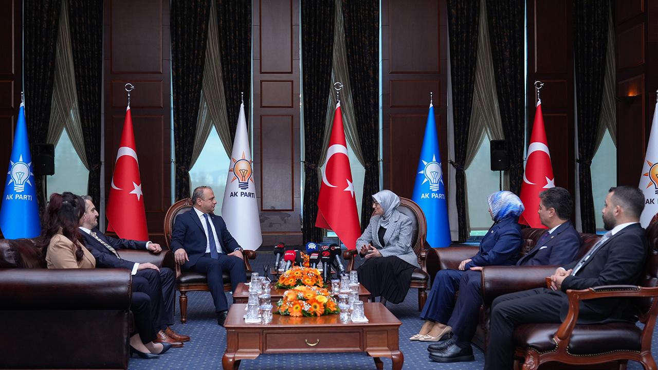 SİYASİ PARTİLER BUGÜN BAYRAMLAŞACAK