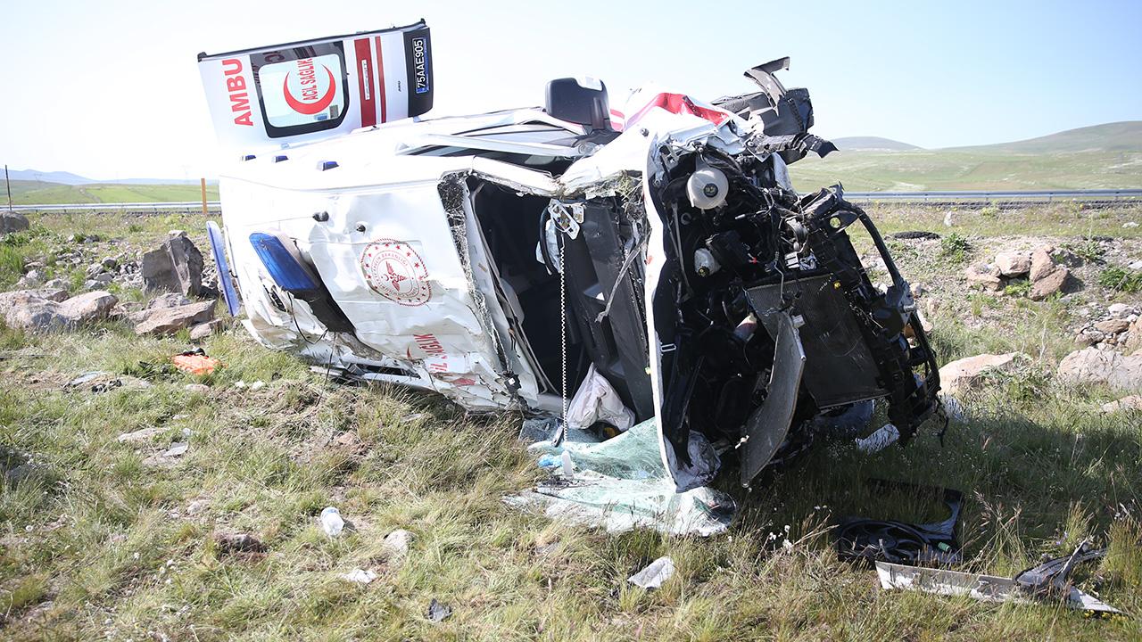 KARS'TA AMBULANS ŞARAMPOLE DEVRİLDİ: 4 SAĞLIKÇI YARALANDI
