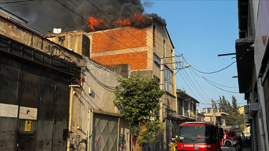 İZMİR'DE EV VE İŞ YERLERİNE SIÇRAYAN YANGIN KONTROL ALTINA ALINDI