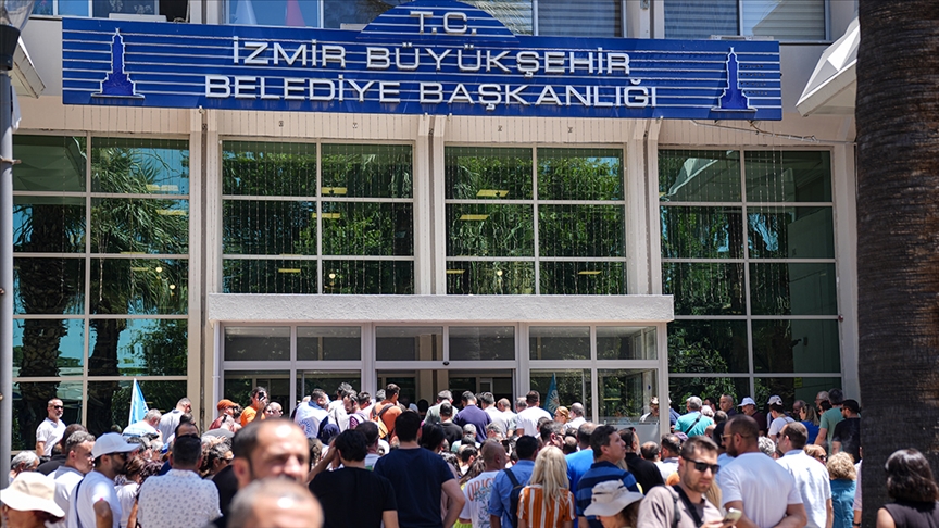 İzmir Büyükşehir Belediyesi'nde 1000'den fazla işçinin işten çıkarılması kararlaştırıldı