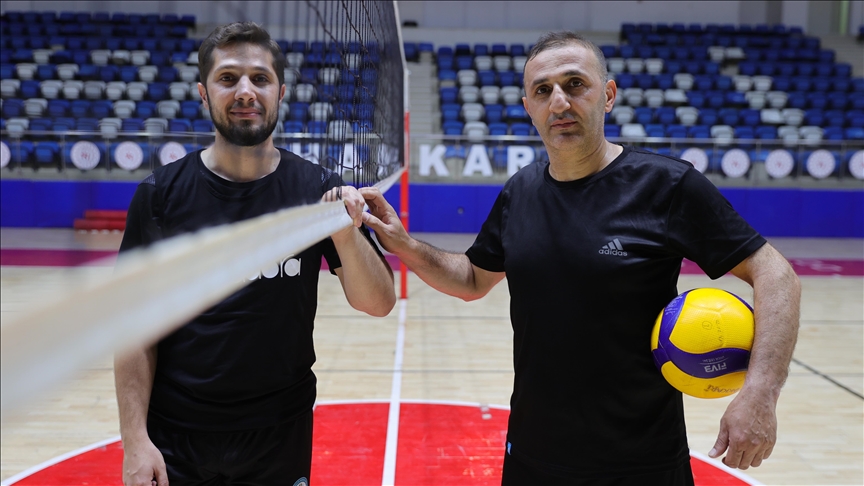 HAKKARİ'DE BABA OĞUL VOLEYBOL TAKIMININ BAŞARISI İÇİN MÜCADELE EDİYOR
