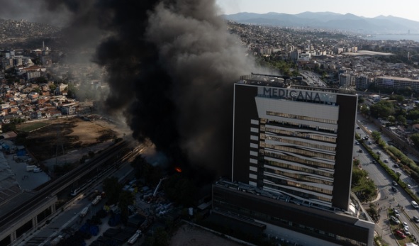 İzmir'de depoda çıkan yangına müdahale ediliyor