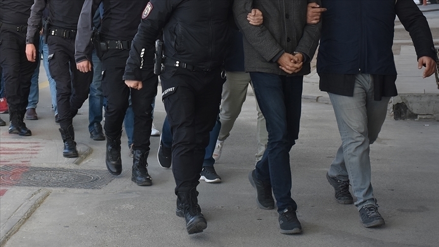 İzmir'de suç örgütüne yönelik operasyonda yakalanan 17 şüpheli tutuklandı