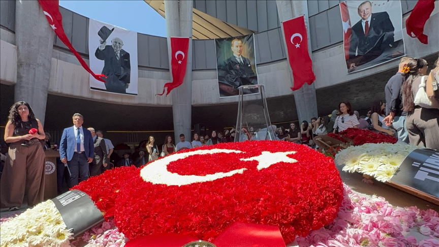 9. CUMHURBAŞKANI SÜLEYMAN DEMİREL MEZARI BAŞINDA ANILDI