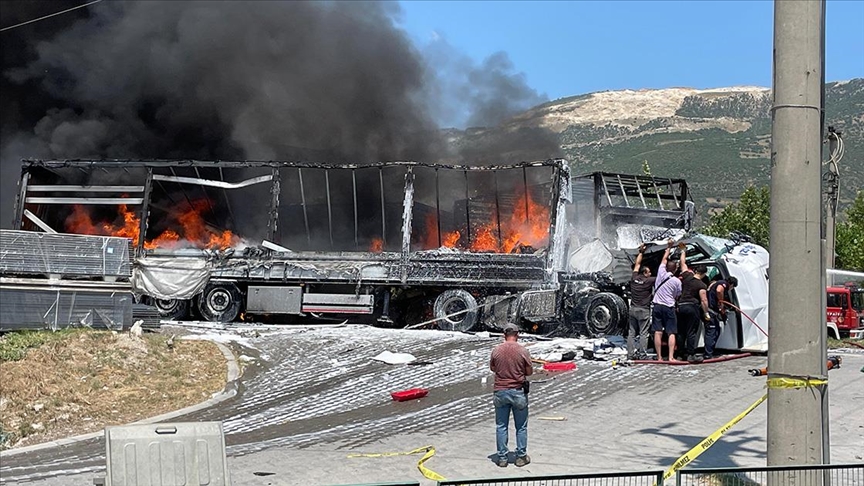 SAKARYA'DA 3 TIRIN KARIŞTIĞI KAZADA 1 KİŞİ ÖLDÜ, 2 KİŞİ YARALANDI