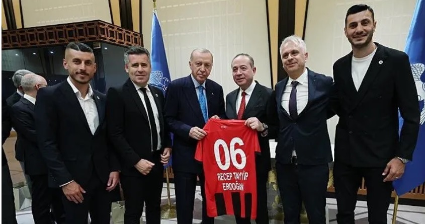 CUMHURBAŞKANI ERDOĞAN, SÜPER LİG'E YÜKSELEN ÜÇ KULÜBÜ KABUL ETTİ