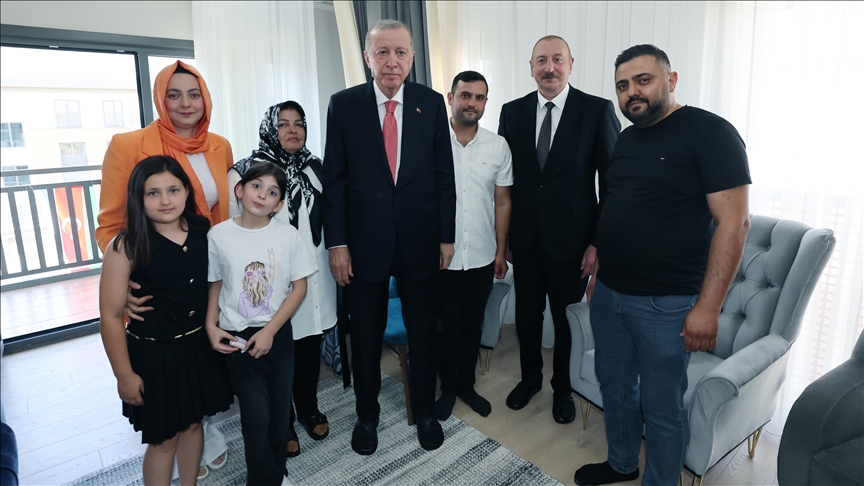CUMHURBAŞKANI ERDOĞAN, KAHRAMANMARAŞ'TA DEPREMZEDE BİR AİLEYİ ZİYARET ETTİ