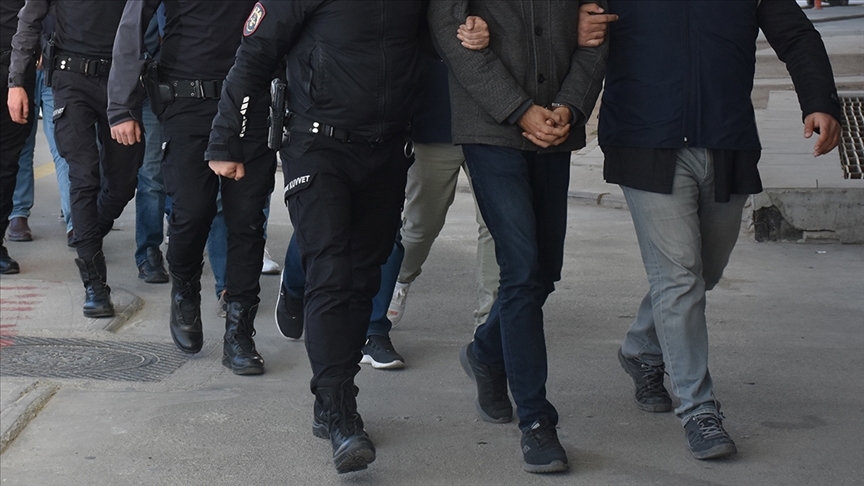 İSTANBUL MERKEZLİ FETÖ OPERASYONUNDA 13'Ü AKTİF EMNİYET PERSONELİ 21 ŞÜPHELİ YAKALANDI