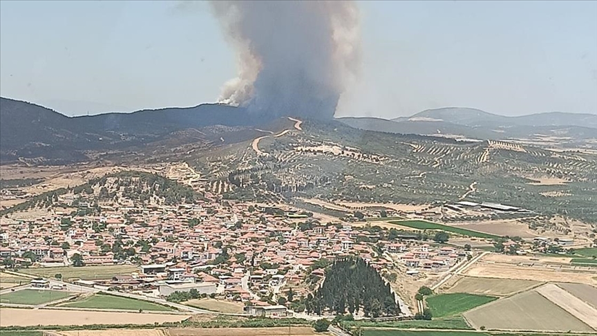 İzmir'in Foça ilçesinde çıkan orman yangınına müdahale ediliyor