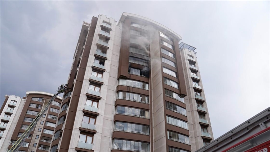 Başkentte bir apartmanda çıkan yangında dumandan etkilenen anne ve oğlu hastaneye kaldırıldı