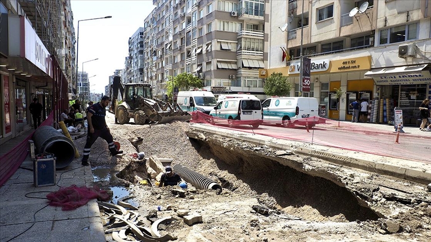 İZMİR'DE DOĞAL GAZ BORUSUNDA PATLAMA