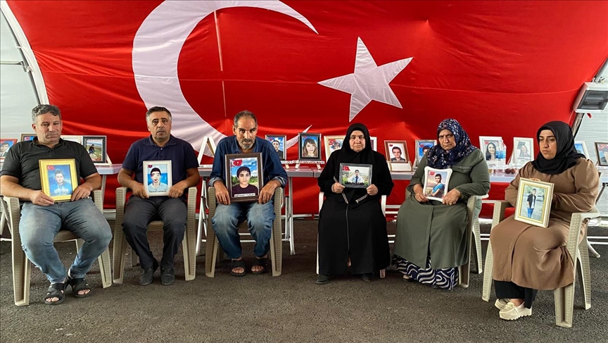 DİYARBAKIR ANNELERİ KAVURUCU SICAKTA DA EVLAT NÖBETİNDE