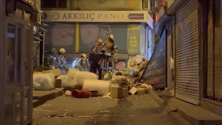 Beyoğlu'nda iki katlı bina patlamanın ardından çöktü!