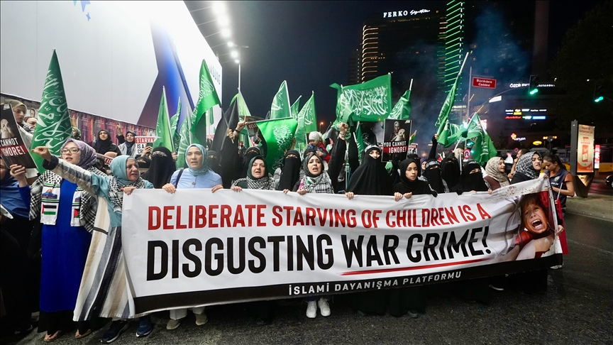 İsrail'in Gazze'ye saldırıları ve gıdaya erişimi engellemesi İstanbul'da protesto edildi