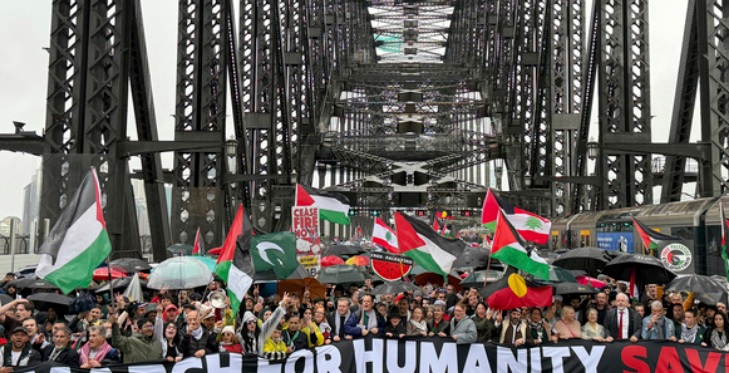Avustralya'da on binlerce kişi Filistin'e destek için Sydney Liman Köprüsü'nde yürüdü