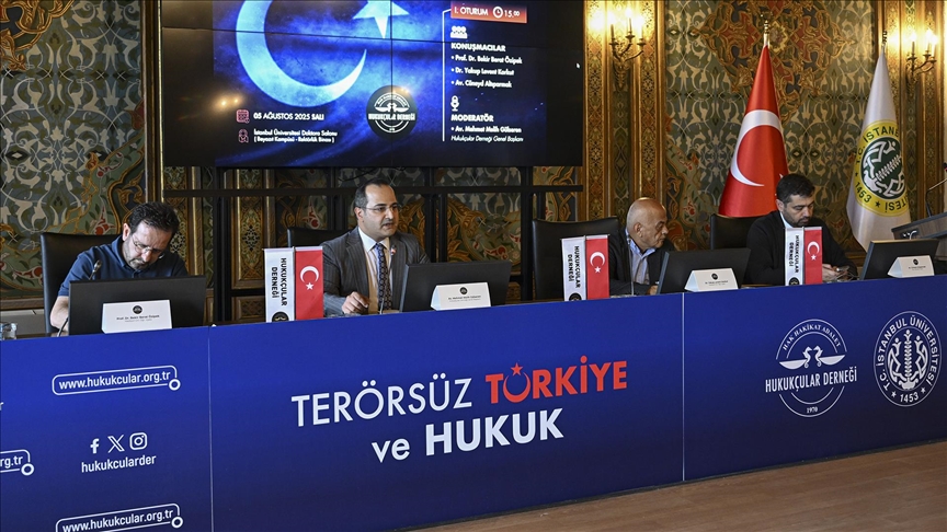 İSTANBUL'DA HUKUKÇULAR DERNEĞİNDEN "TERÖRSÜZ TÜRKİYE VE HUKUK" PANELİ