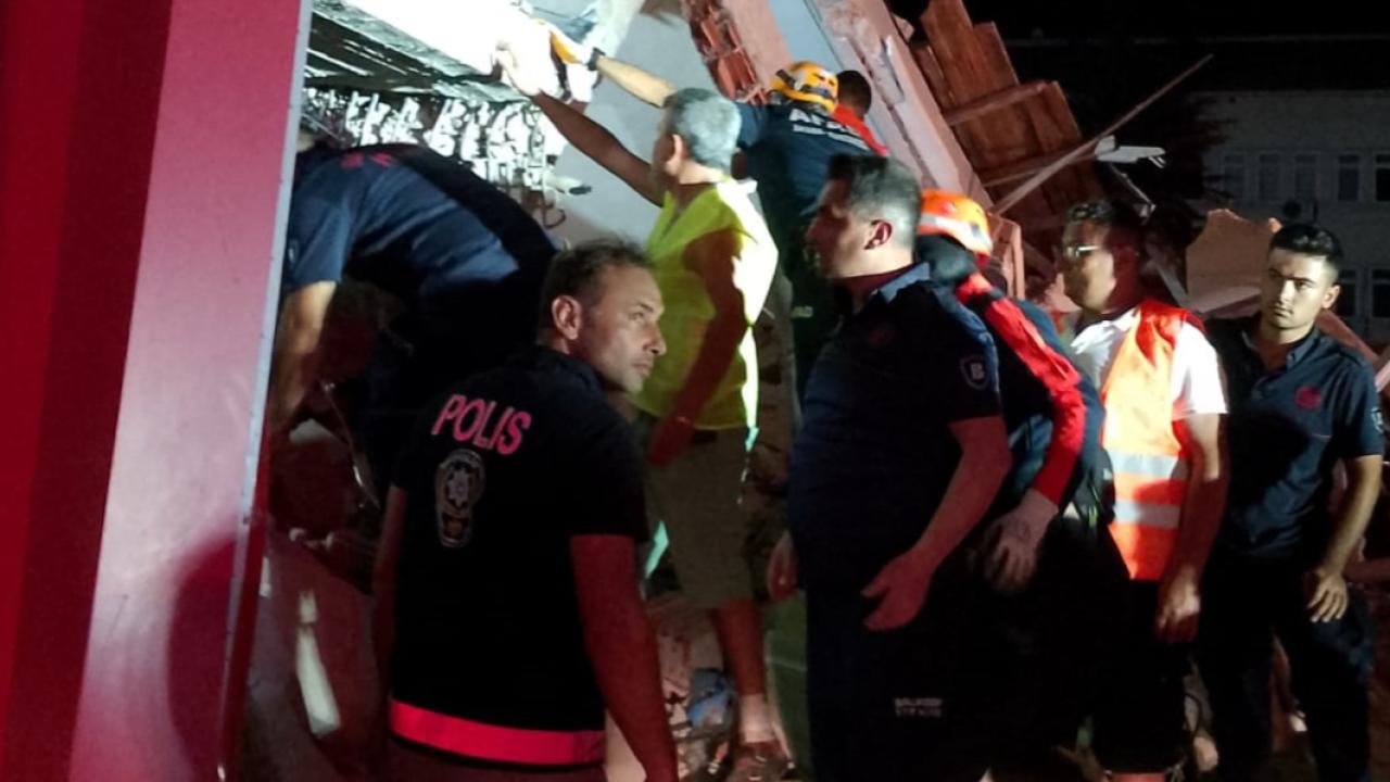 Depremde yaralanan 4 kişinin tedavisi sürüyor