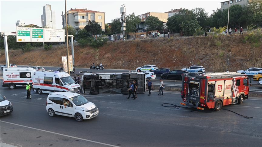 ÜMRANİYE TEM OTOYOLU'NDA SERVİS ARACININ DEVRİLMESİ SONUCU 8 KİŞİ YARALANDI