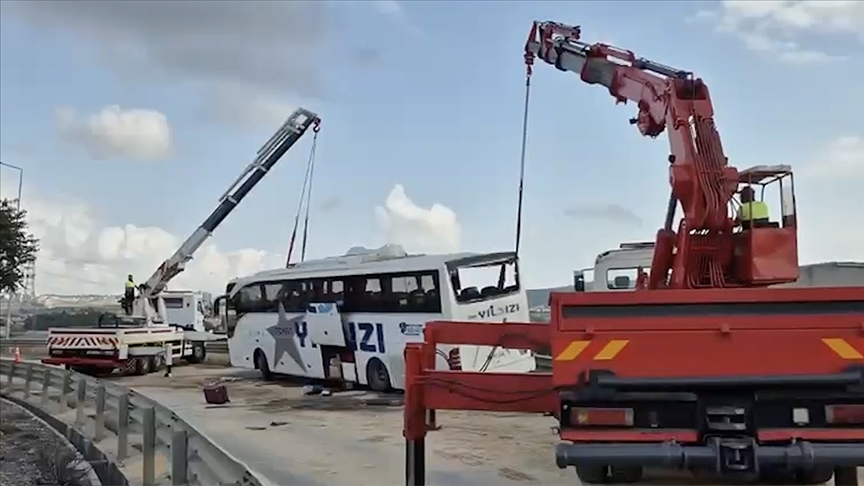 KUZEY MARMARA OTOYOLU'NDA YOLCU OTOBÜSÜ BARİYERLERE ÇARPTI, 3 KİŞİ HAYATINI KAYBETTİ, 20 KİŞİ YARALANDI