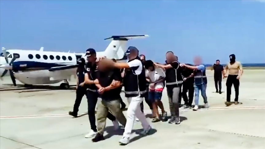 KIRMIZI BÜLTENLE ARANAN 3 SUÇLU TÜRKİYE'YE GETİRİLDİ