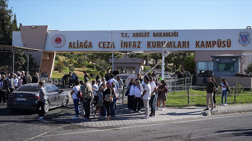 İzmir Büyükşehir Belediyesine yönelik yolsuzluk soruşturması kapsamında açılan "kooperatif" davası başladı