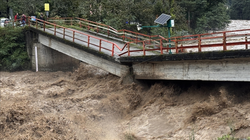 ŞİDDETLİ YAĞIŞ KARADENİZ'DE SEL VE HEYELANA NEDEN OLDU