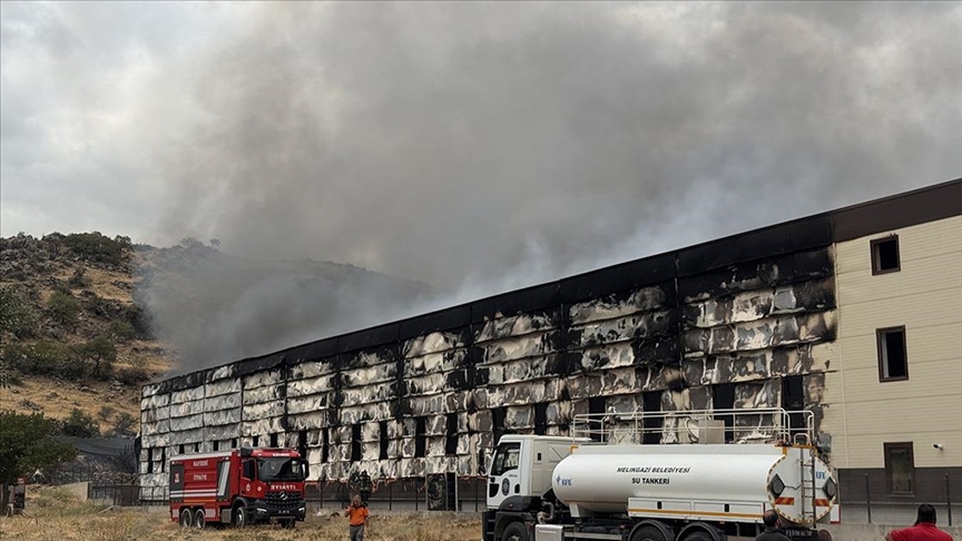 Kayseri'de mobilya fabrikasında çıkan yangına müdahale ediliyor