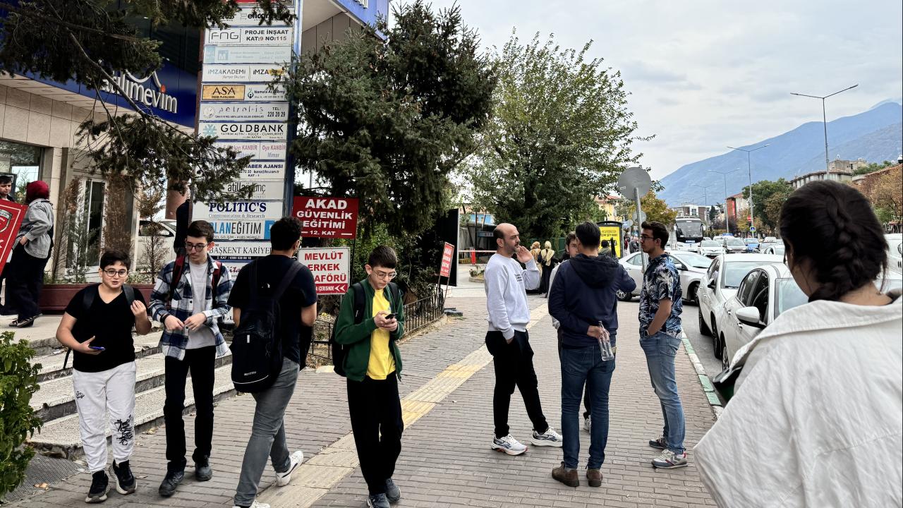 Kütahya'da 5,4 büyüklüğündeki depremin ardından 4 ve 4,5 büyüklüğünde 3 deprem meydana geldi