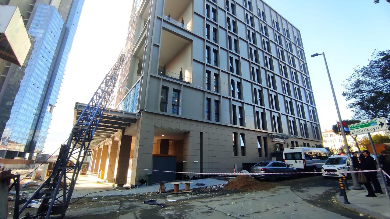İSTANBUL'DA VİNÇ ÖĞRENCİ YURDUNA DEVRİLDİ