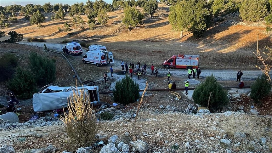 MERSİN'DE ŞARAMPOLE DEVRİLEN İŞÇİ SERVİSİNDEKİ 5 KİŞİ ÖLDÜ, 14 KİŞİ YARALANDI