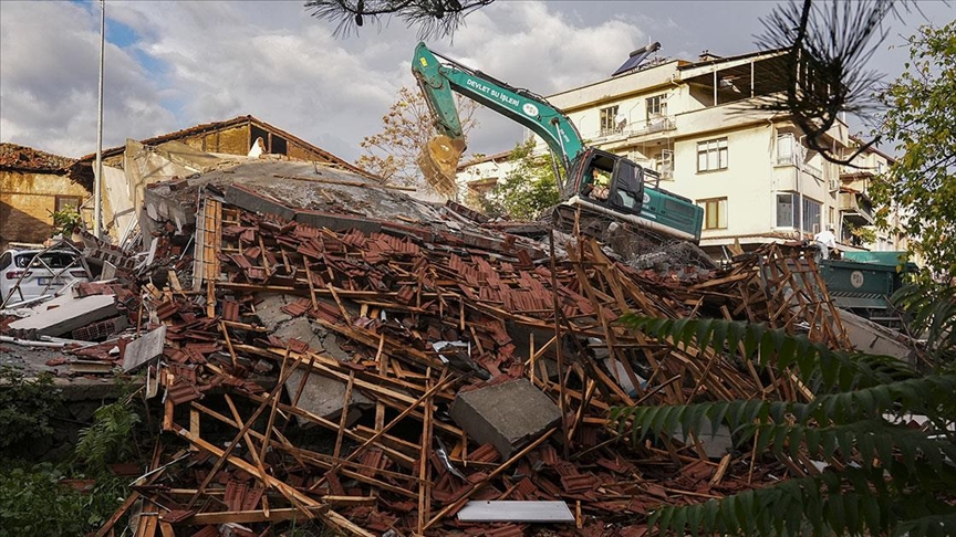 BALIKESİR SINDIRGI MERKEZLİ DEPREMDE YIKILAN BİNALARIN ENKAZI KALDIRILIYOR