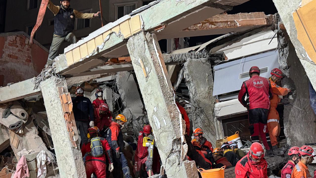 Kocaeli'de çöken binanın enkazında anne ve babanın cansız bedenine ulaşıldı