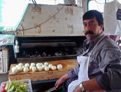 Eski Otobüsleri Lokanta Yapıp Kokoreç Ve Köfte Servisi Yapıyorlar