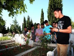 Tacik Öğrenciler Hacı Kemal Erimezi Mezarı Başında Andı