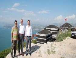 Köylüler Yörük Konağı Kurdu, Turistler Eğirdir Gölünü İzlemek İçin Sıraya Girdi