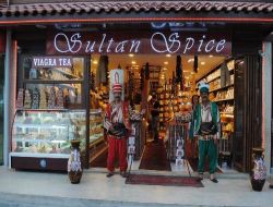 Baharatçı Dükkanına Gelen Turistleri Yeniçeriler Karşılıyor