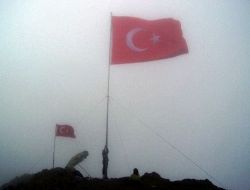 Şehitlerin Anısına Madur Dağına Bayrak Dikti