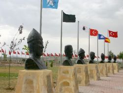 Tarihte Kurulan 16 Türk Devletine Ait Bayraklar Nevşehir Şehitler Parkında Dalgalanıyor