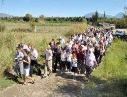 Fethiyeli Köylüler, Yeni Yapılacak Tersaneye Tepki İçin Kendilerini Zincirledi 