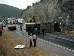 Çanakkale-izmir Yolunda Kaza: 2 Ölü, 10 Yaralı