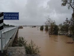 Manavgatta Karpuz Çayı Taştı, Tatil Siteleri Sular Altında Kaldı