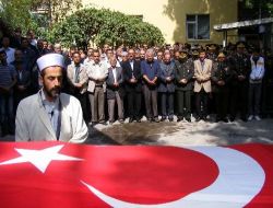 Beyin Kanaması Sebebiyle Şehit Olan Erin Annesi Oğlunu Kürtçe Ağıtla Son Yolculuğuna Uğurladı