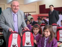 Öğrencilere, Nasrettin Hoca Ve Keloğlan Figürlü Çanta Ve Yaka Dağıtıldı