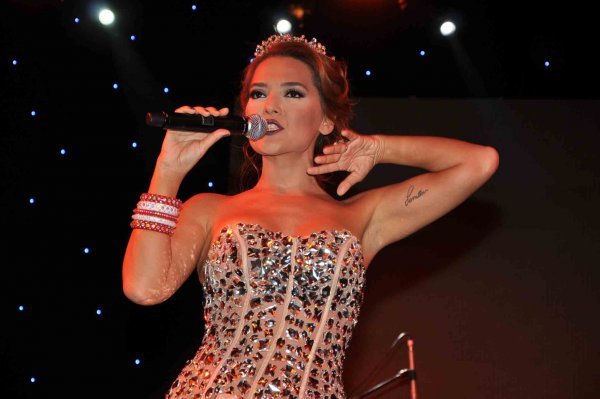 Demet Akalın Ebru Gündeşe Sataştı