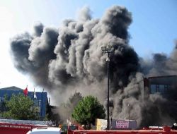 Plastik Fabrikasındaki Yangın, Ek Binalara Sıçradı 